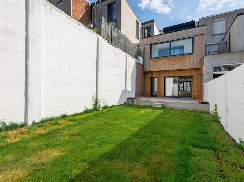Totaal gerenoveerde woning met 4 slaapkamers, 2 badkamers, oprit &amp; tuin te koop te Schoten.<br />
Ligging: Deuzeld - Schoten, in een residentiële stra
