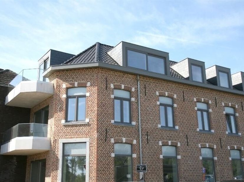Dit zonnige appartement geniet van een uitstekende ligging, recht tegenover het station van Zichem en met een vlotte verbinding naar Scherpenheuvel, A