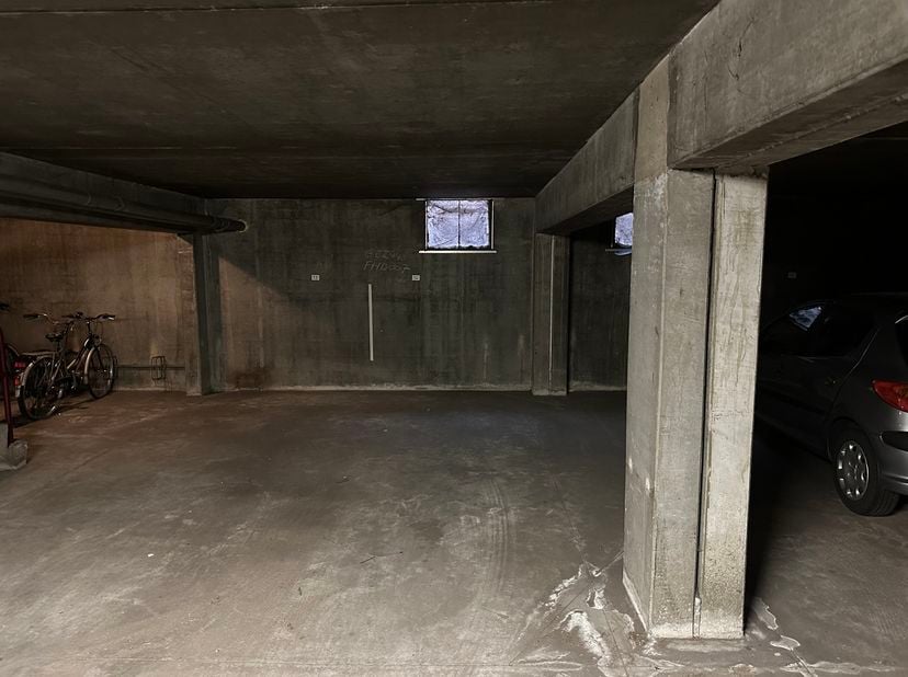Ondergrondse staanplaats te koop in Mol, gelegen in residentie de Vliet<br />
<br />
In- en uitrit bevindt zich aan de Bossestraat.<br />
<br />
Verko
