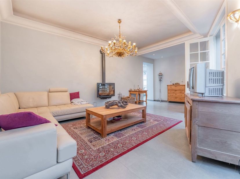 Indrukwekkend handelspand bestaande uit een groot aantal ruimten, die kunnen dienen voor een vrij beroep, en een woonhuis met zes slaapkamers, een moo