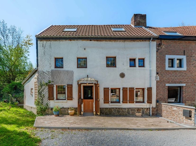 VIAGER<br />
EasyHome vous présente cette coquette maison de 3 chambres avec jardin dans le village de Mortroux d'une valeur vénale de 175.000€.<br />