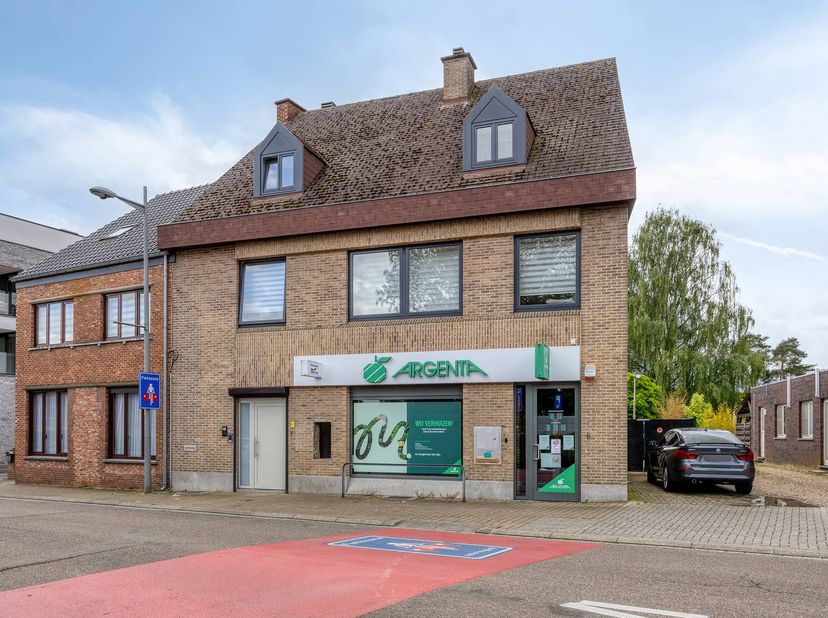 Welkom in het Burgemeester Heymansplein 6 te Beverlo!<br />
<br />
In het hart van Beverlo-centrum, op een uitstekend bereikbare en zichtbare locatie,