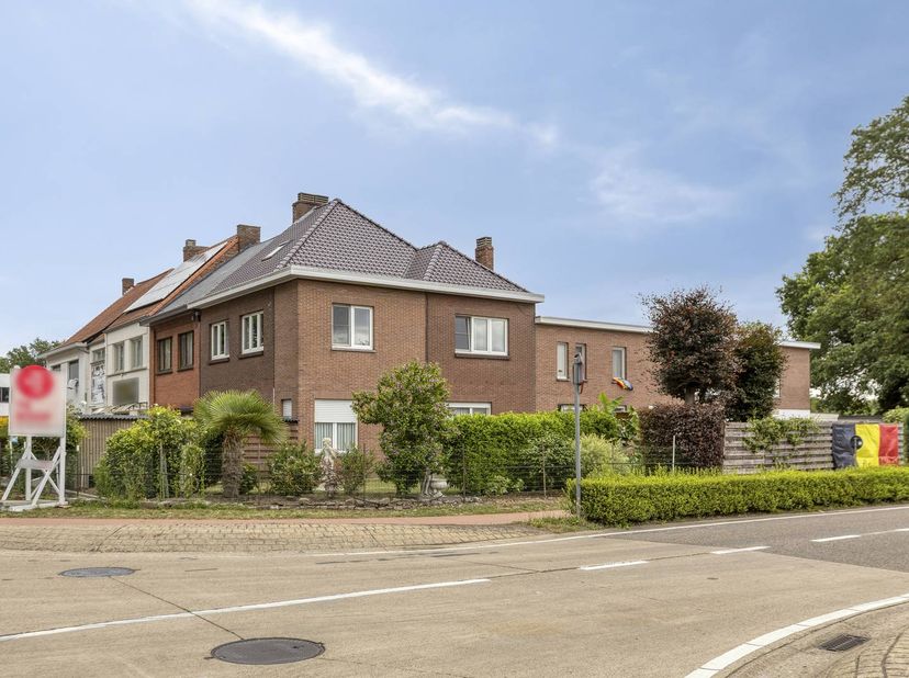 Unieke vastgoedopporunititeit in Zonhoven! <br />
<br />
Op de Houthalenseweg 62, 62A en 62B vindt u dit opmerkelijke geheel, bestaande uit drie afzon