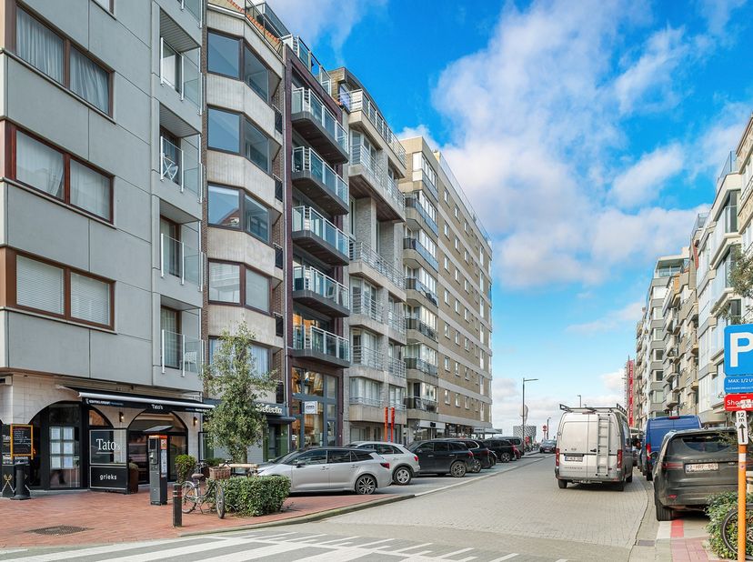 Appartement duplex prêt à emménager avec deux chambres et terrasse, idéalement situé à proximité de la place Rubens (30 mètres) et de la plage Alberts