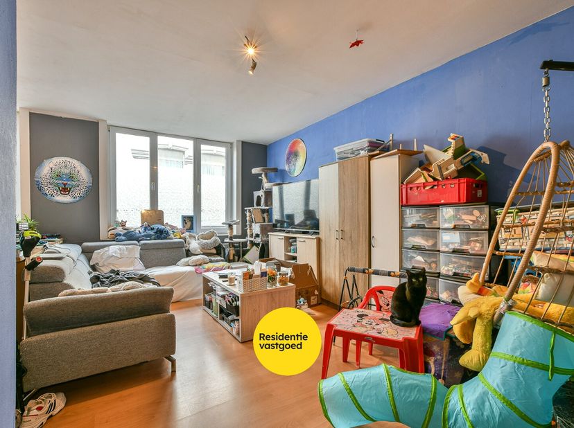 Ruim en lichtrijk 2-slaapkamerappartement van ca. 98 m², gelegen op de eerste verdieping in het centrum van Blankenberge. Dit charmante appartement in
