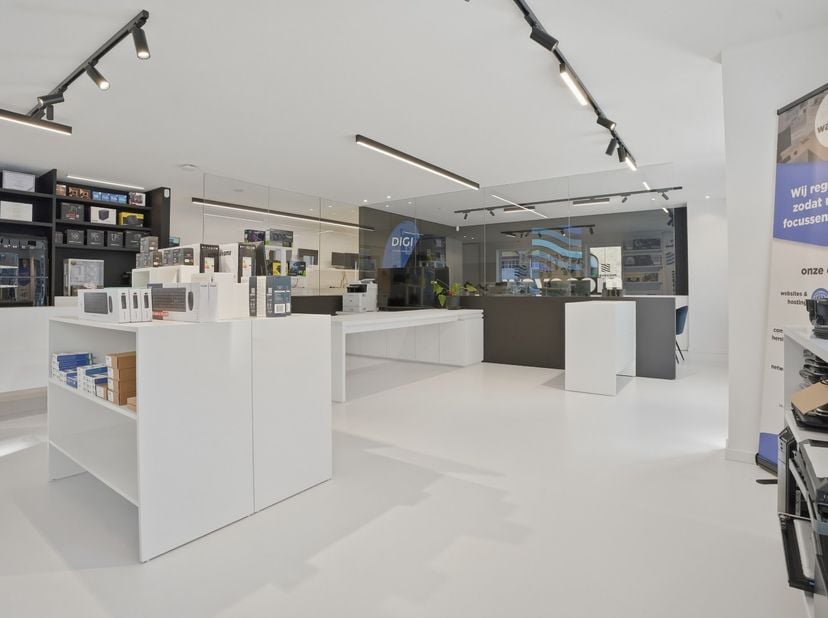 Instapklaar en hoogwaardig handelspand (122 m²) op topligging in Nieuwpoort Stad<br />
<br />
Momenteel huisvest dit moderne handelspand het gekende b