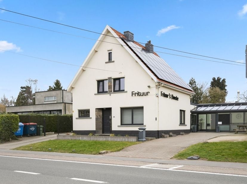Op de Tiensesteenweg 69 te Bunsbeek bevindt zich deze instapklare eigendom die wonen en werken perfect combineert. De woning beschikt over een inkomha