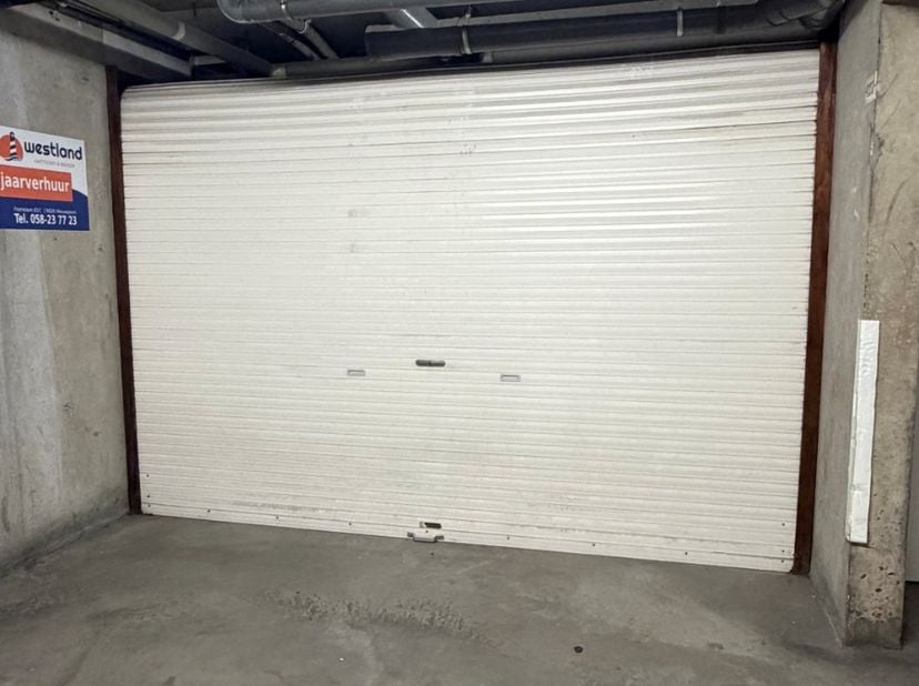 Op een uitstekende, centrale locatie in Nieuwpoort-Bad bevindt zich deze afgesloten garage in de residentie Santhooft.<br />
De garage is vlot bereikb