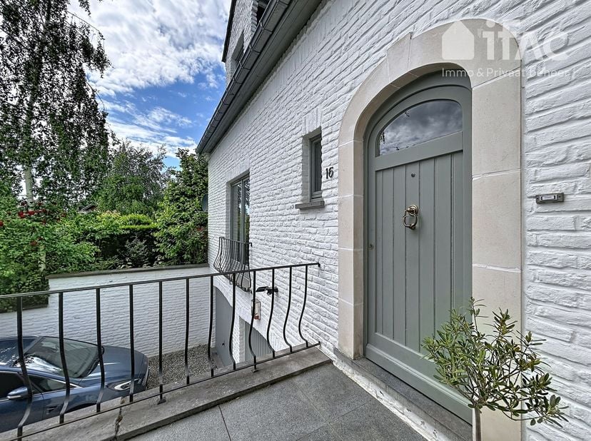Prachtige, recent gerenoveerde villa met 5 slaapkamers op een fantastische en residentiële locatie!<br />
<br />
Ruime villa met op het gelijkvloers
