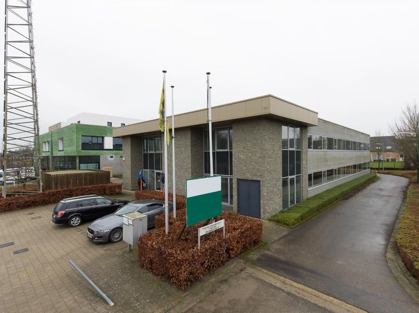 TE KOOP: recent vrijstaand kantoorgebouw met totale oppervlakte van 1600 m² + ruime kelder ca 350 m² en goederen lift.<br />
Verdeeld over 2 niveau's
