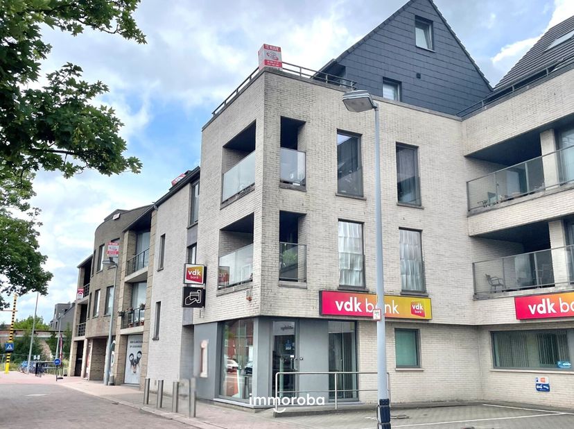 Ruime duplex in centrum Zulte.<br />
Indeling: lichtrijke living met open keuken (met kookeiland en ingericht met toestellen), berging, toilet, slaapk