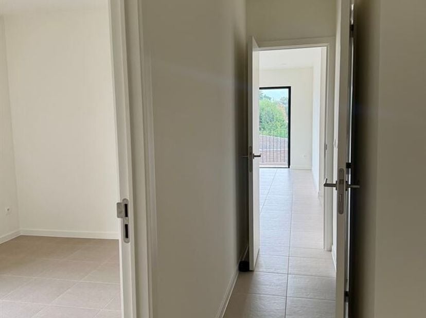 Magnifique appartement neuf de 2 chambres, avec place de parking et terrasse exposée sud à Lier !<br />
Situation<br />
Cet appartement BEN à faible c