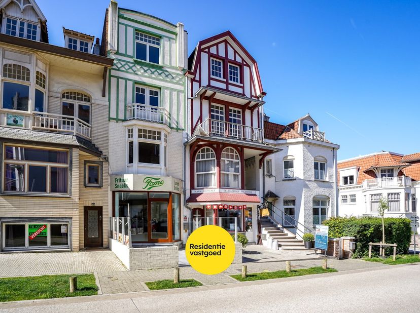 Goed gelegen gebouw op 117m² te De Panne bestaande uit een handelsruimte en woonst. Dit eigendom voorzien van een prachtige gevel in cottagestijl (vak