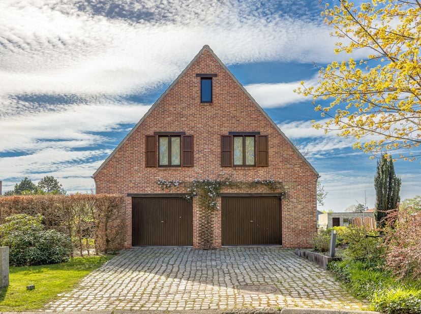 Gezellige gezinswoning met 5 slaapkamers en ruime garage op perceel van 1095 m².<br />
Bent u op zoek naar een ruime en comfortabele woning in een rus