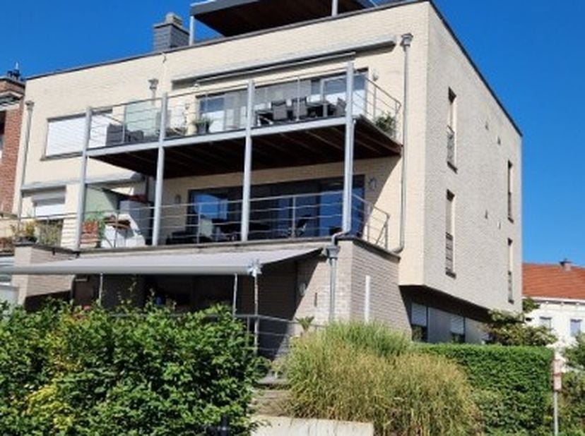 Welgelegen en perfect onderhouden DUPLEX APPARTEMENT (bj '04) met hoogwaardige afwerking van&amp;nbsp; 138 m² met een&amp;nbsp; terras van 60 m² en aparte ond