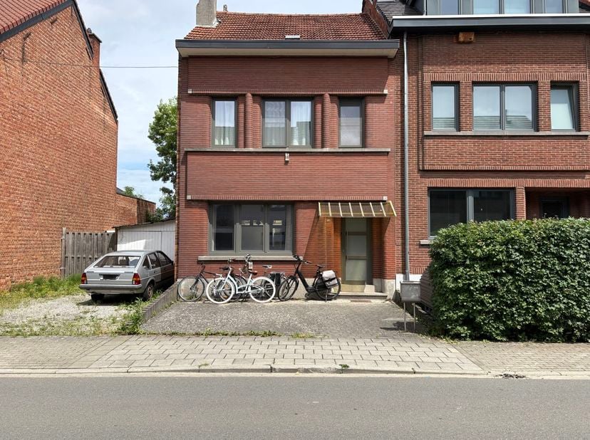 VERHUURD TOT 31/7: Deze ruime te renoveren woning is goed gelegen in het hart van Kessel-Lo, vlakbij de Abdij van Vlierbeek. Op het gelijkvloers valle