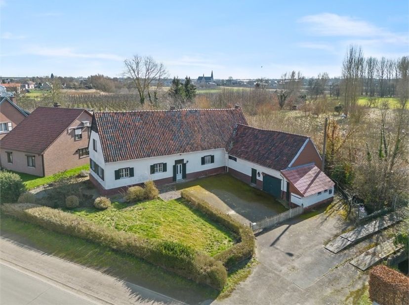 In Zepperen, een deelgemeente van Sint-Truiden, vinden we langs de Kasteelstraat ter hoogte van nummer 12 deze charmante fermette met veel potentieel