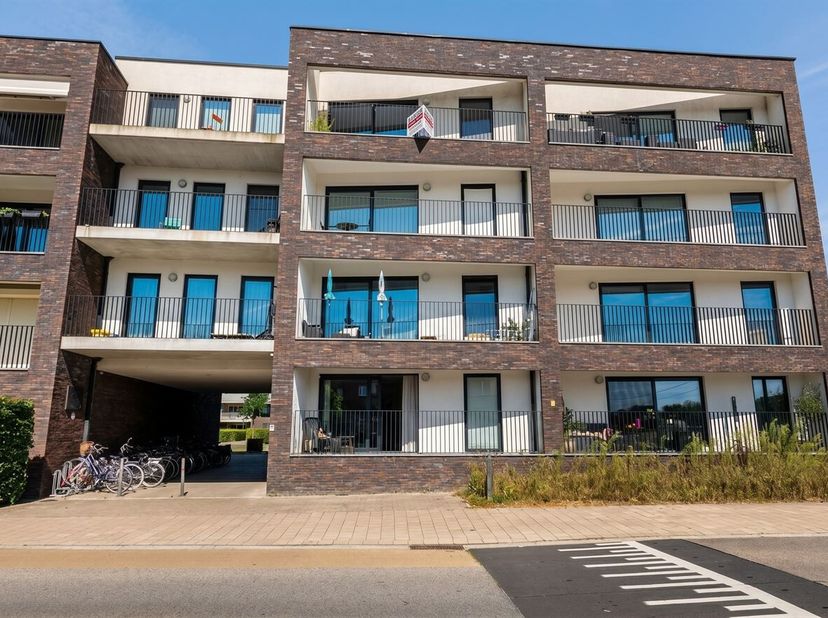 Instapklaar appartement met ruim terras, autostaanplaats en open uitzicht in Geel<br />
Locatie:<br />
Dit instapklare appartement is gelegen op een c