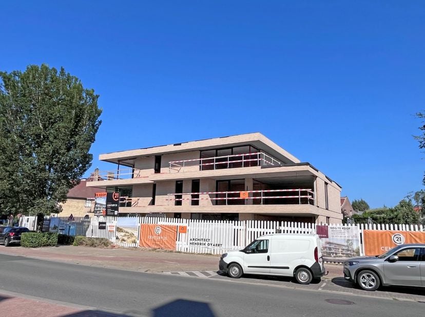 Achat à 6% de TVA possible. Grand appartement ensoleillé près du centre de Coxyde et à qq minutes de la plage.&amp;nbsp; L'appartement comprend: entrée, b