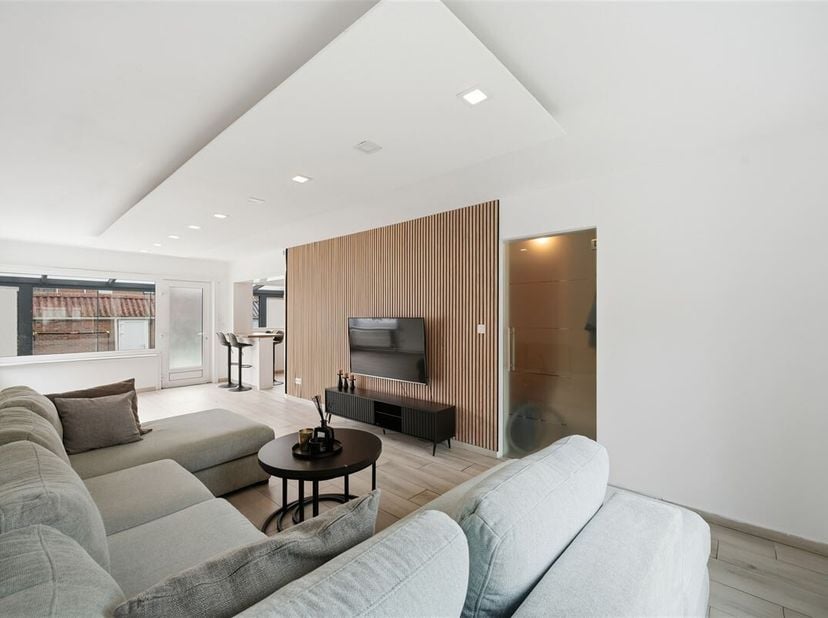 Wie deze woning energetisch renoveert, kan een EPC-label D bereiken na de installatie van een nieuwe verwarmingsketel en het aanbrengen van dakisolati