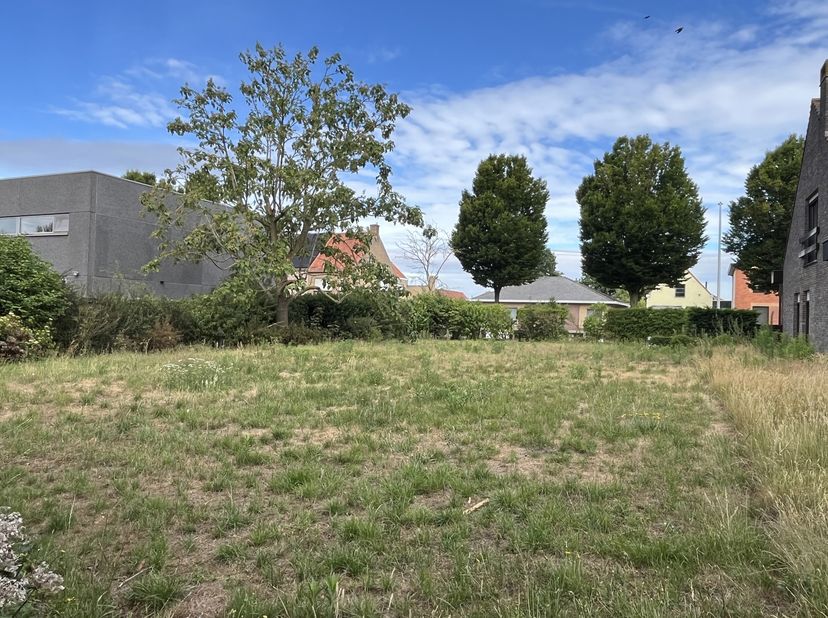 Dit perceel bouwgrond is bestemd voor het bouwen van een alleenstaande woning. De locatie vormt de ideale combinatie tussen de nabijheid van buurtwink