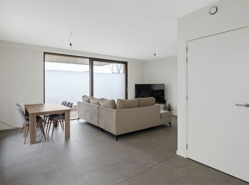 Ligging: Het appartement op Molenheide in Breendonk ligt in een groene, rustige omgeving met vlotte verbindingen naar Mechelen en Antwerpen. Ideaal vo