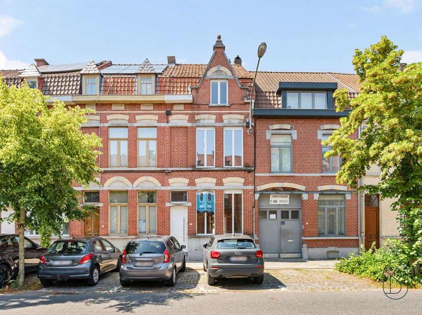 Topgelegen, karaktervolle woning met grote tuin, verrassend veel ruimte!<br />
Deze charmante, op te frissen woning biedt alle troeven: een lichtrijke