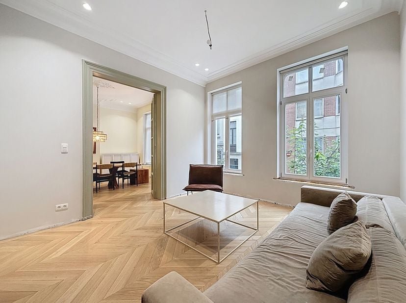 Op een steenworp van Place Stéphanie, in het hart van de prestigieuze wijk Louise, ontdekt u dit prachtige duplexappartement van 215 m² in een kleine