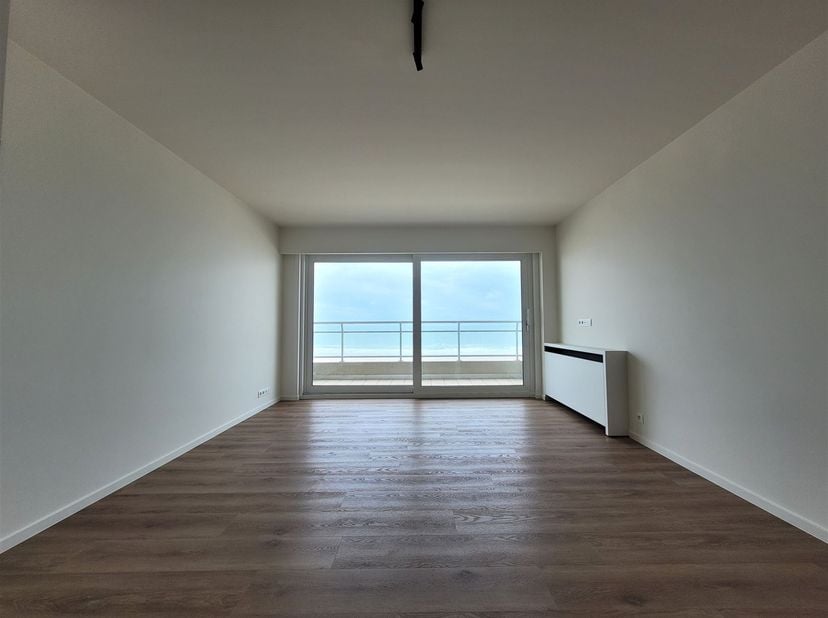 Bienvenue dans cet appartement non meublé bénéficiant d'une situation exceptionnelle en bord de mer.<br />
<br />
L'appartement dispose d'un salon s