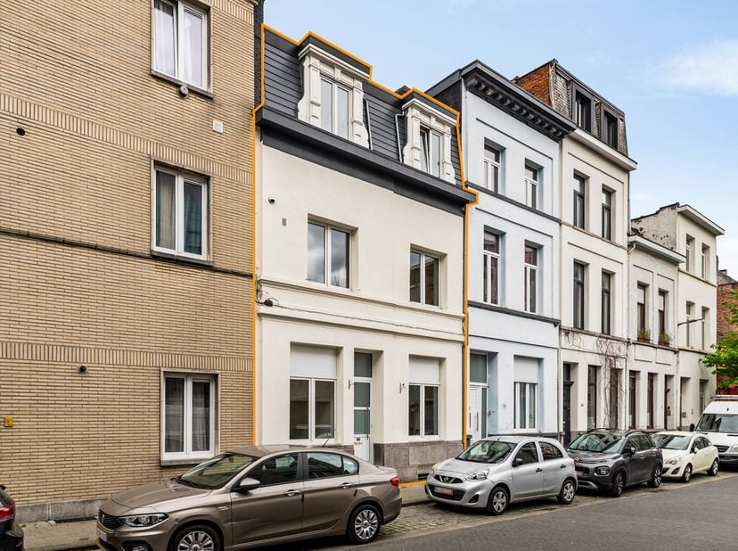 Sommige woningen pakken je meteen bij de voorgevel. Deze is er zo eentje.<br />
Met haar brede gevel steekt deze woning in de Helmstraat meteen de han