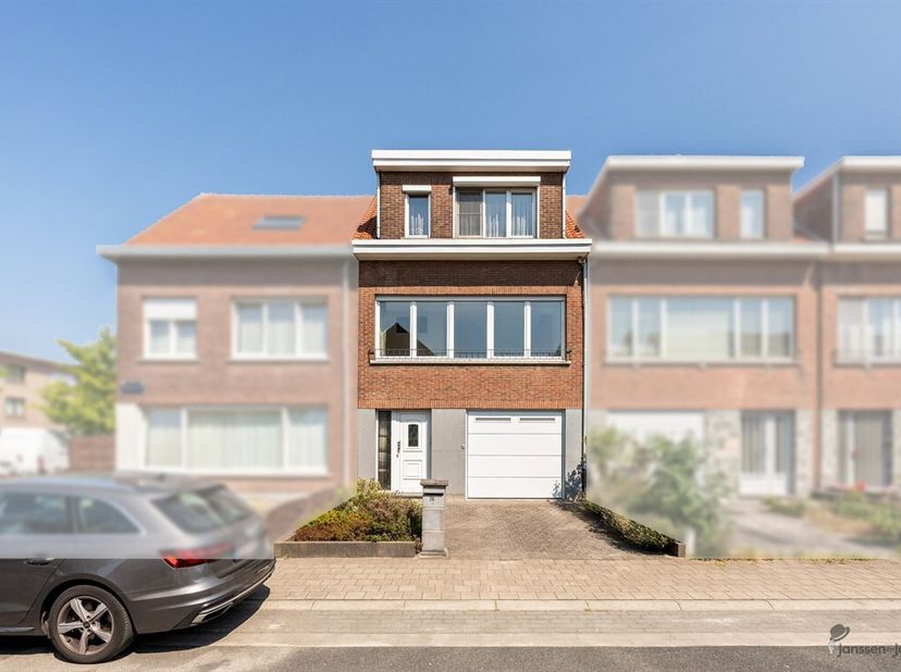 Op te frissen bel-etage met 3 slpk's in Schoten<br />
Bent u op zoek naar een woning die u volledig naar uw eigen smaak kunt moderniseren? Dan is deze