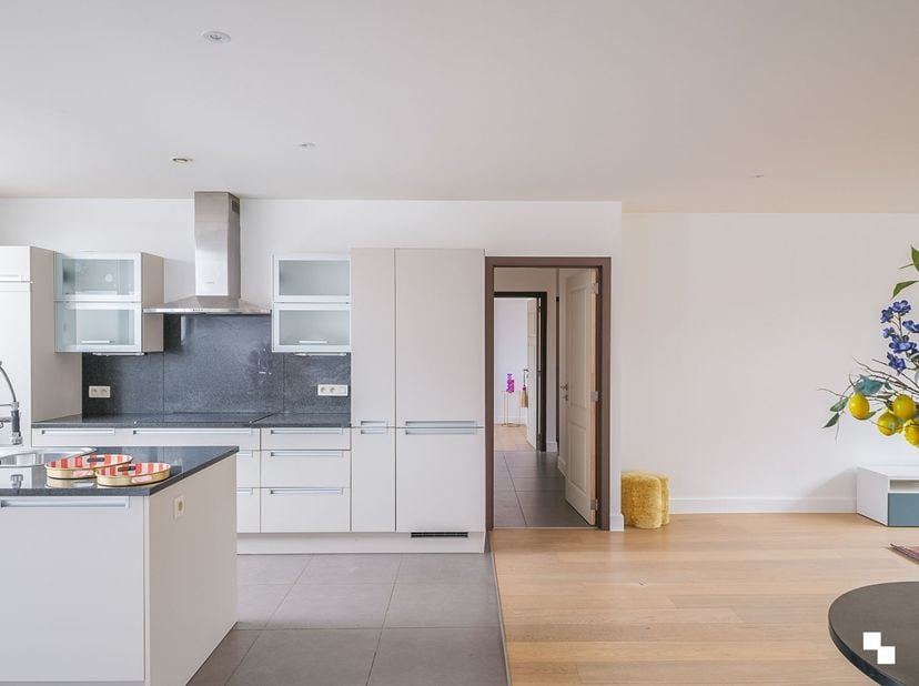 Dit modern appartement met twee slaapkamers en twee staanplaatsen beschikt over een bewoonbare oppervlakte van ca. 111 m². Uitstekend gelegen ten opzi