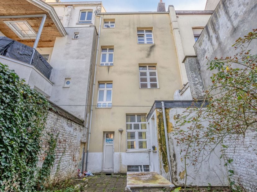 Êtes-vous à la recherche d’une opportunité d’investissement intéressante à Bruxelles avec un fort potentiel de rendement ? <br />
Cet immeuble se comp