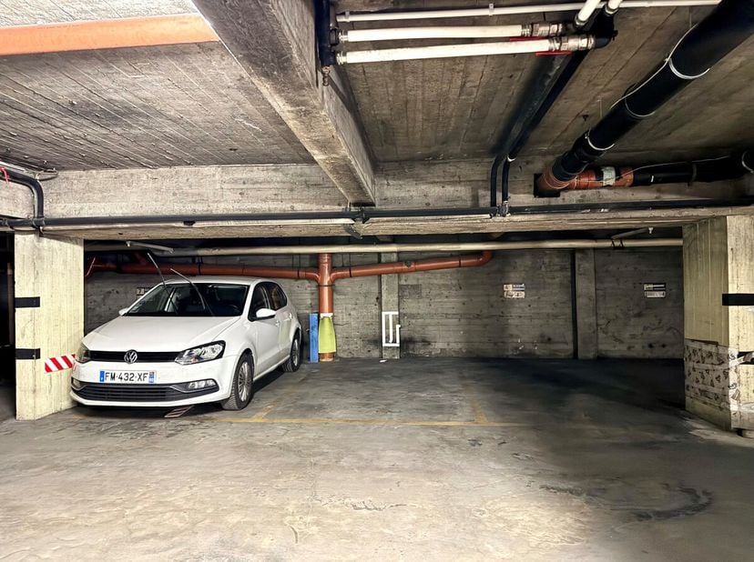 Top locatie! Kruispunt van rue de l'Abbaye en ch. de Vleurgat, 3 parkeerplaatsen naast elkaar op niveau -1 (toegang via ch. de Vleurgat, elektrische d