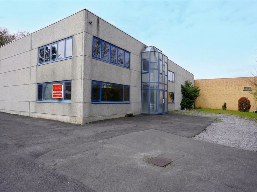 Cet entrepôt de 510 m² offre une excellente combinaison d'espace, de fonctionnalité et de confort. Cette propriété bénéficie d'une abondance de lumièr