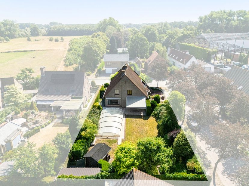 Deze ruime kwalitatief afgewerkte woning is ideaal gelegen op fietsafstand van het centrum van Brugge, vlak bij het AZ Sint-Lucas en diverse natuurgeb