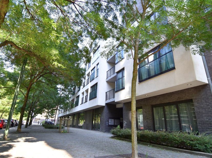 Ontdek dit fantastisch gelegen, prachtige appartement. De dynamische buurt combineert de charme van een residentieel gebied met de nabijheid van de br
