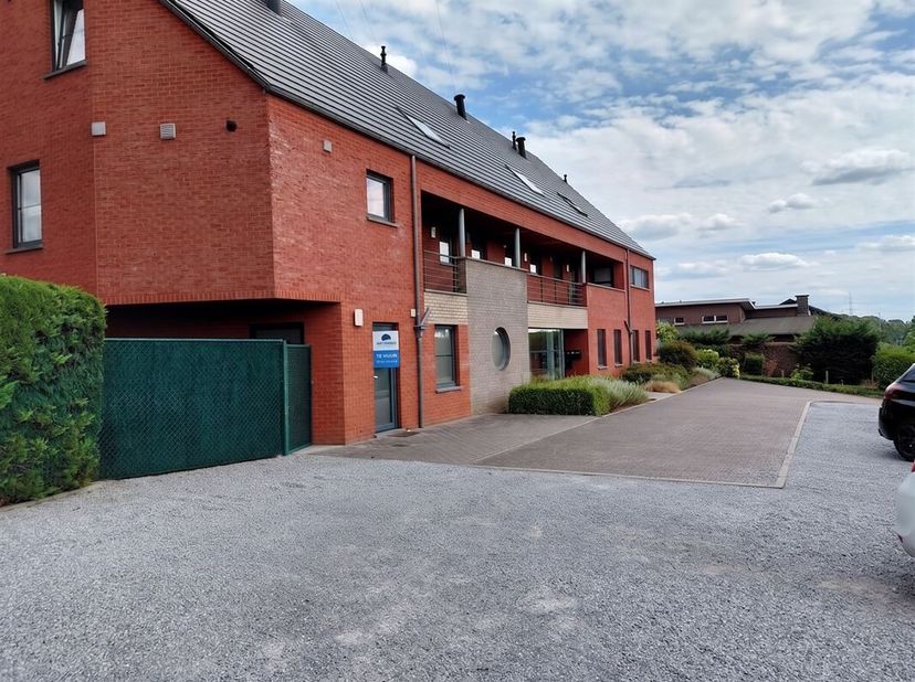 Vraag uw bezoek aan via info@optimusvastgoed.be!<br />
TE HUUR: Appartement met 1 slaapkamer en dressing!<br />
Dit verzorgd appartement met 1 slaapka