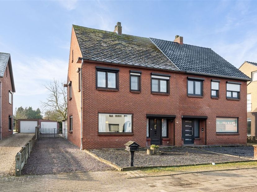 Deze ruime woning biedt alles wat een gezin nodig heeft. U betreedt de woning via de inkomhal die toegang geeft tot de verschillende leefruimtes. De o