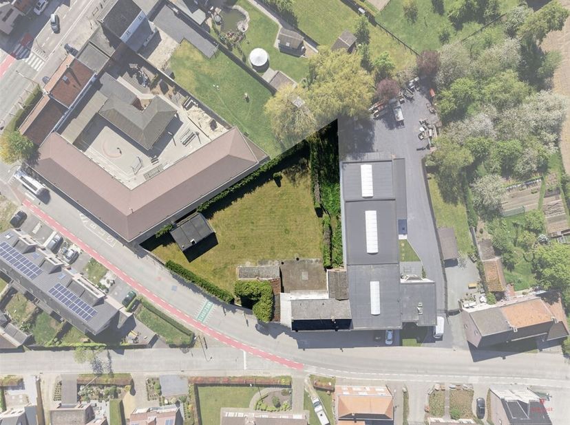 Ruim perceel bouwgrond van ca. 1.709 m² met ontwikkelingspotentieel<br />
Op zoek naar een ruim perceel met tal van mogelijkheden? Deze eigendom biedt