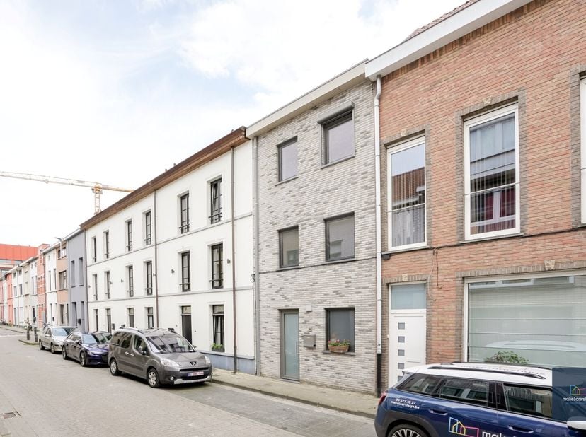 LINK voor inschrijving ; https://ap.lc/RllKS  In deze gezellige straat vinden we deze verrassende, ruime en zorgvuldig onderhouden woning met een opp.