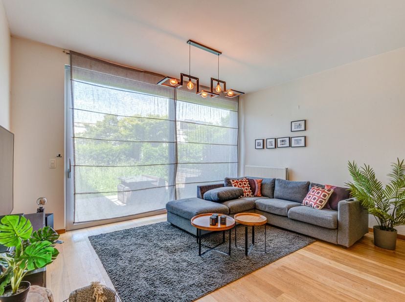2 slaapkamer appartement met tuin, instapklaar op wandelafstand van Dageraadplaats en tramhalte 11. Op een gelijkvloers van een nieuwbouw uit 2017 een