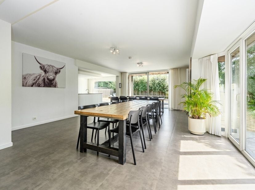 Oostduinkerke  Exclusieve villa in gegeerde villawijk In een rustige en gegeerde villawijk in Oostduinkerke bevindt zich deze stijlvolle vrijstaande v