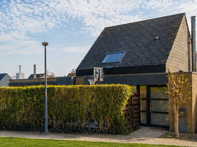 In een rustige en groene buurt van Dilbeek bevindt zich deze verzorgde en instapklare eengezinswoning met een bewoonbare oppervlakte van circa 168m²,