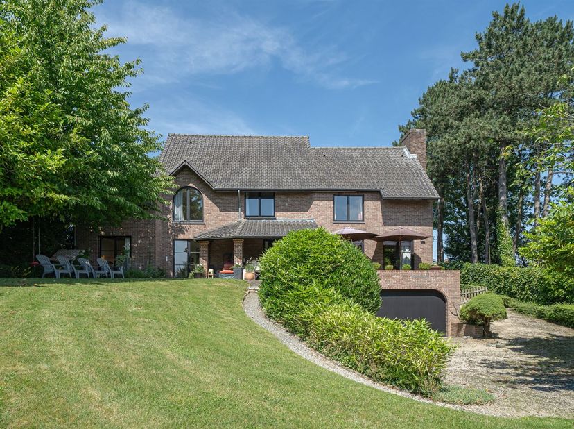 Hauteurs de Ophain-Bois-Seigneur-Isaac, situation recherchée et bucolique pour cette superbe villa sise en bordure de champs tout en étant située non-