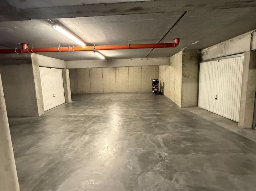 Box de garage fermé à vendre à Knokke-Heist, à proximité de la Place des Héros et de la plage à Heist-aan-Zee. Une visite sur place est fortement reco