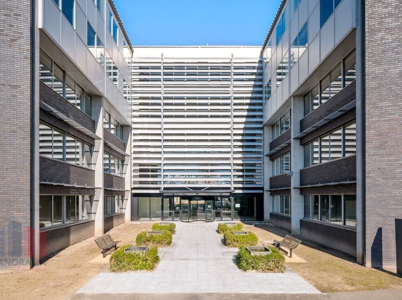 Uitzonderlijk goed bereikbare, instapklare kantoren van 691 m² te huur, ideaal gelegen dankzij de directe aansluiting met de R4 op slechts 1 km afstan