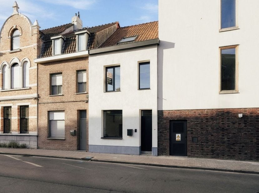Huis te koop in Hugo Verrieststraat 117,
                    8800 Roeselare