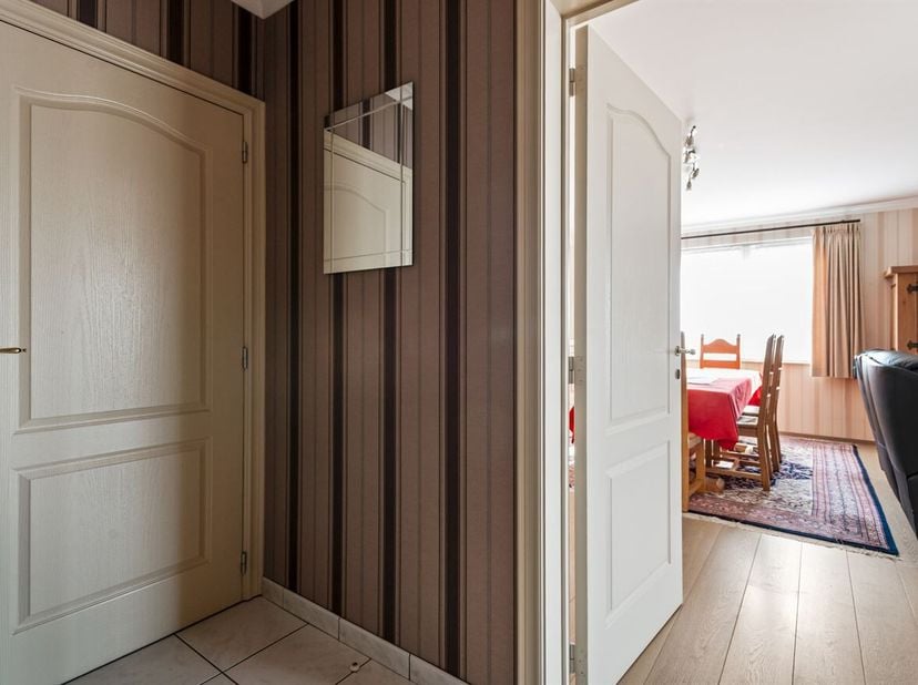 Appartement met 3 slaapkamers, terras en ondergrondse garage<br />
Omschrijving<br />
Tweede verdieping<br />
Via de gemeenschappelijke inkomhal en li