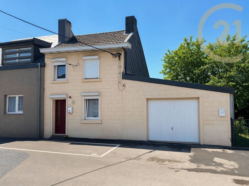 Dit dorpshuis met 125 m² woonoppervlak ligt in Falisolle en biedt een ruime, functionele leefruimte. Het heeft 2 slaapkamers en 2 badkamers, een privé